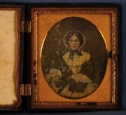 Daguerrotipos: 'Retrato de hombre'. ¼ de placa y 'Mujer con Capelina' estuche de baquelita; desperfectos. Circa 1850/60.