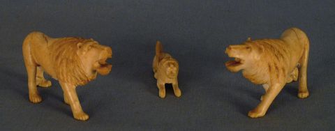 Tres leones de marfil tallado.