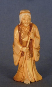 Señora con Escoba, talla japonesa