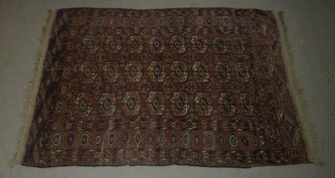 Alfombra boukara, fondo borravino con tres hileras de ocho gules 180 x 128