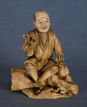 Personaje oriental sentado con pipa, talla
