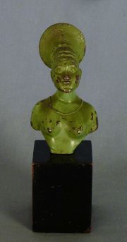 Mujer, busto de bronce patinado verde, firmado A. Caron. Maide in France.