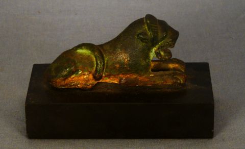 Escultura de león descansando