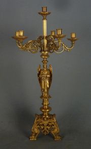 Dos candelabros de bronce con figuras aladas, falta salvilla