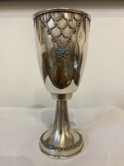 Copa peq. con decoración de esmalte turquesa. de plata 925. Alto: 14 cm. Peso: 57 gr.