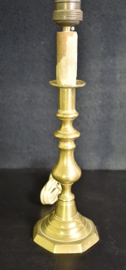 Lmpara candelero de bronce con pantalla. Alto 35 cm.  -.61-