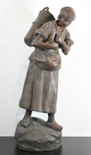 A. Cadet. Mujer con canasto, escultura de petit bronce. Alto: 69 cm.