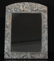 Espejo de mesa, metal labrado con decoración vegetal. Mide: 39 x 29 cm.