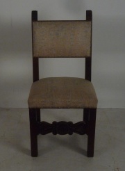 Doce sillas de comedor 4 tapizadas en tela bordó y 8 crudas. Ex. Colecc. Laura Link. -74-