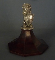 León con escudo y base de madera. 'Protector de Torah'.