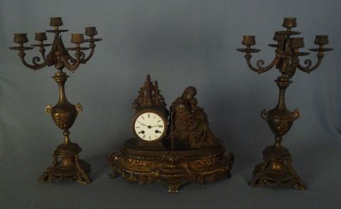 Reloj y dos candelabros, petit bronce con llave y pendulo