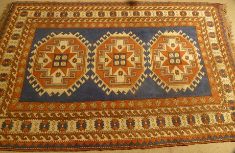 ALFOMBRA CAUCASICA, con tres grandes gules central.. 237 x 158