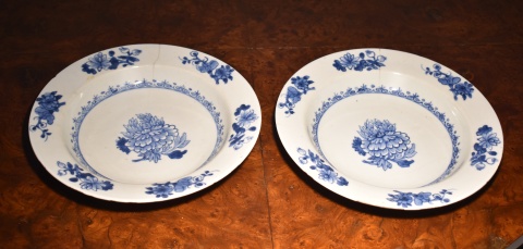 Cuatro platos chinos de porcelana esmalte azul. Fisuras.