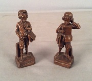 Keller, E. Dos figuras de bronce , Niños. alt.: 17 cm.