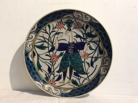 Plato cerámica vidriada con figura.