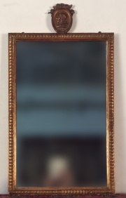 Espejo de pared marco dorado. Cresta con cara de perfil