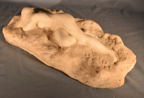 Fortini, Edouard., Desnudo Femenino, escultura de mármol tallado, firmada. Frente 40 cm.