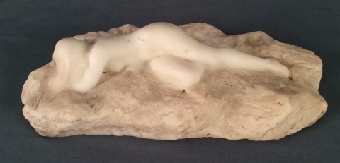 Fortini, E. Escultura pequeña, Desnudo Femenino, de mármol. Frente 40 cm.
