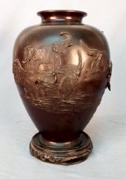 Vaso oriental de bronce, con base