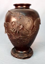 Vaso oriental de bronce, con base