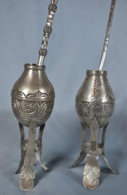 Dos mates de plata con pie con bombillas distintos.