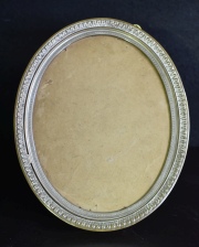 Portarretrato oval de bronce.