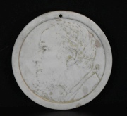 Perfil Masculino, Medallón circular de mármol firmado Still. Diámetro 14 cm. -438-