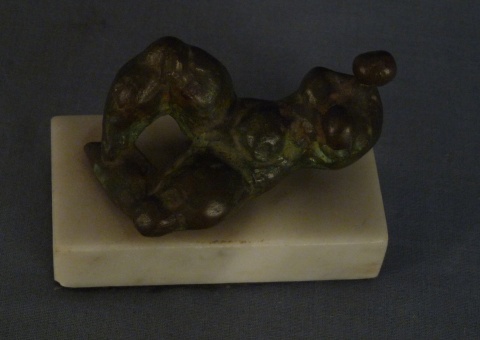 Figura miniatura recostada, escultura de bronce, base mármol.