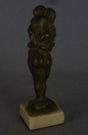 FABIAN GALDAMEZ. Enamorados, dos figuras de bronce, escultura con base de mármol.