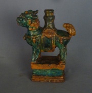 Quimera China, de cerámica con esmalte verde y ocre, restaurada. Alto: 31,5 cm. Siglo XIX.