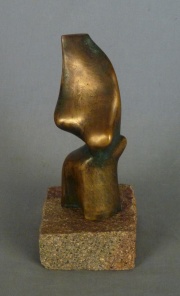 E. V. Abstracto, escultuta bronce. Base de piedra.-423-