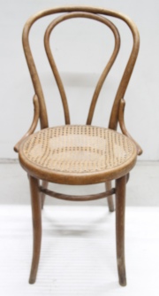 Silla Thonet, de madera labrada y asiento esterillado. Desperfectos.