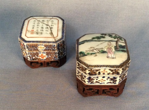 Dos Cajitas chinas de porcelana, roturas, base de madera.