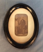 Fotografía en marco oval. fechada al dorso en Bs As. Octubre de 1862