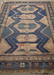 Carpeta caucásica, campo de fondo azul, deterioros 206 x 142 cm.
