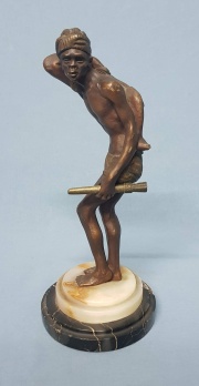 Cazador, escultura en bronce con policromia.