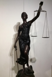 Steiner, L.'La Justicia', escultura en bronce y petit con balanza . 168 cm.