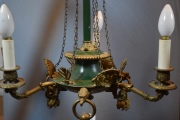 Araña estilo imperio bronce y esmalte verde con palmetas, tres luces.