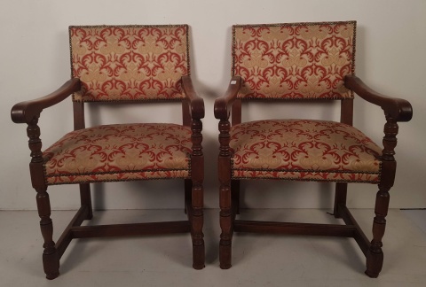 Dos sillones estilo fraileros, tapizados floreados. -21-