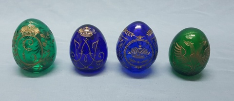 Huevos Ruso, verdes (1con averías) y azules.