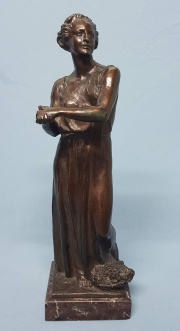 Rubino, E. D. Mujer tomandose las manos, escultura de bronce, fda.-517-
