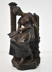 La Cigale, bronce de H. Levasseur. Mujer sentada con mandolina