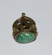 Pendiente Art Nouveau piedra verde oval. 3.5 cm.