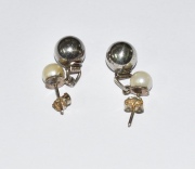 Aros perlas y esferas metal.