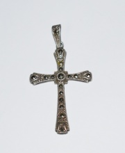 Cruz chiquita de plata con marquesitas. 3,5 cm. Contraste 935.