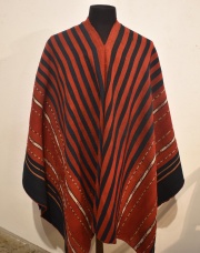 Gran poncho Alto peruano, realizado en dos paños, lana de