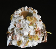 Vaso de porcelana de biscuit, decoración de rosas rococ´0. Cascaduras. Alto 11 cm. -88- T