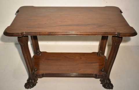 Mesa baja de madera estante inferior, patas talladas, con manchas.