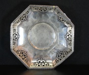 Panera octogonal inglesa en metal plateado y calado, desgastes. 23 x 23 cm.