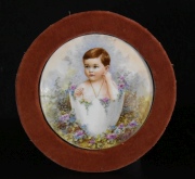 Miniatura circular, figura de niño. Firmado F. Mangin, fisura. Diámetro 10 cm.